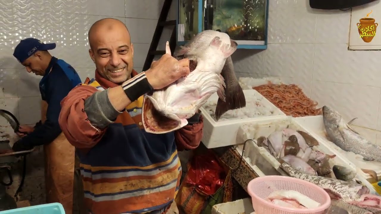 فريق أكلات الميطر يكرم لمعلم عمر أشهر باءع أسماك فدوار ايزيكي