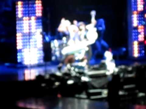 Ke$ha "Party At A Rich Dudes House" (Live At Stapl...