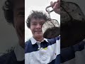 لقد أسقط عملة معدنية وكافح من أجلها