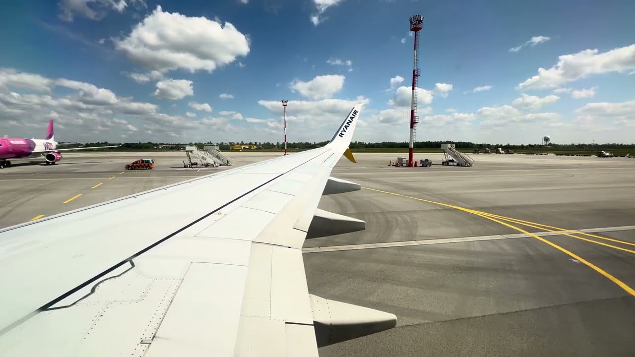 Ryanair flight FR7139 Boeing 737-8AS landing in Vilnius VNO