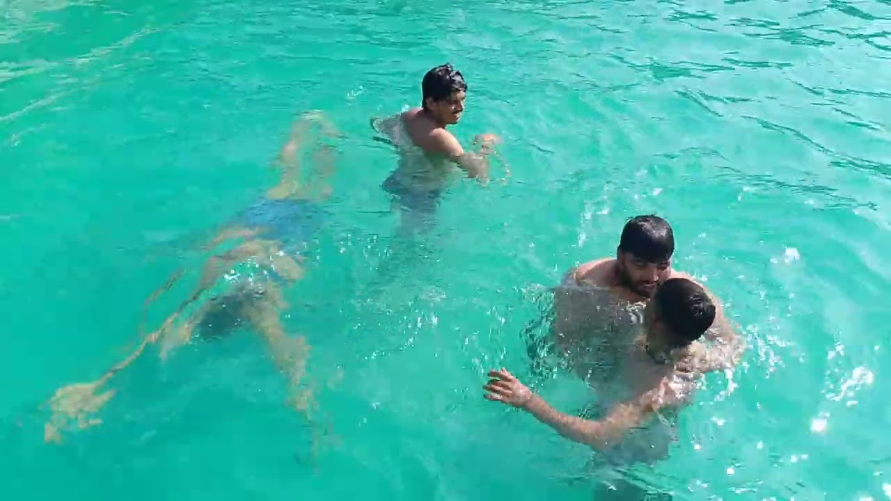 दोस्तो के  साथ में  फूल  मस्ती  