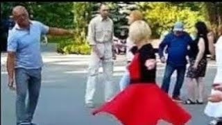 Рос Тюльпан В Одном Саду С Розою Красивою