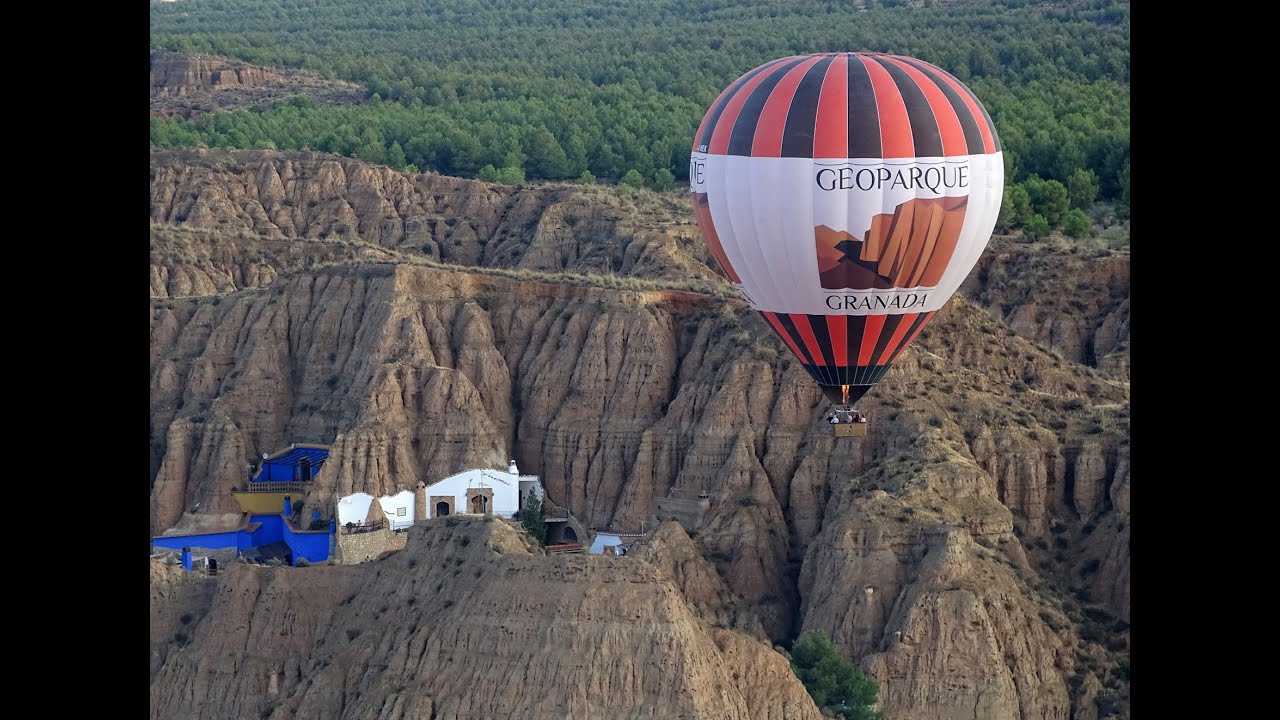 Ballonflug im Geopark von Granada, Andalusien, Spanien.