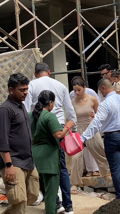 Alia Bhatt and Ranbir Kapoor Spotted At Bandra New House #aliabhatt #ranbirkapoor #newhouse #viral
