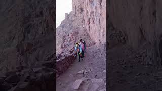 Tur-i Sina taş merdivenle patika yol arası