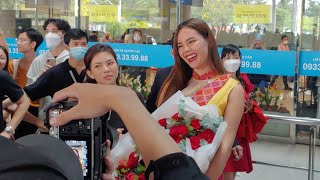 Fans hú hét 'tiếng lạ' đón Miss Universe 2018 Catriona Gray tươi tắn xuất hiện Tân Sơn Nhất