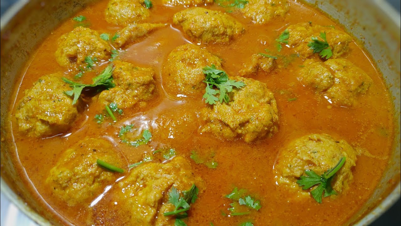 Spicy minced chicken keema balls curry