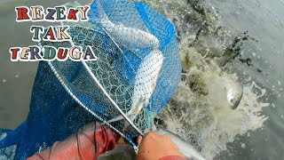 Download Lagu SUSAH PAYAH NYEROK IKAN, EHMALAH DIPALAKIN ORANG! 😫😱Tᴀᴘɪ, Aʟʟᴏʜ Pᴜɴʏᴀ Rᴇɴᴄᴀɴᴀ Lᴀɪɴ! 🤲Aʟʜᴀᴍᴅᴜʟɪʟʟᴀʜ MP3