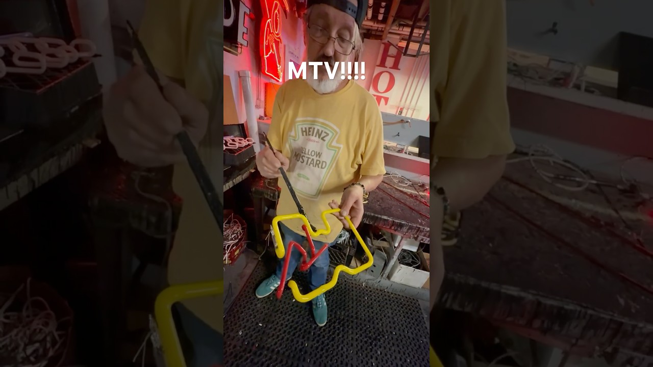 Изгибаем логотип MTV в неоновом стекле. MTV всегда был включен. 