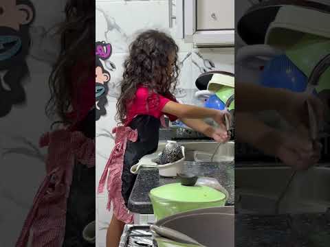 الساعه٨ وربع الصبح ودونا صاحيه بتغسل المواعين