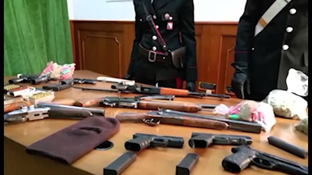 Napoli - Sequestrato arsenale della camorra al Rione Sanità -1- (26.03.15)