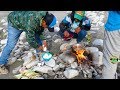 PESCADORES COCINANDO EN EL RÍO - Survival in River