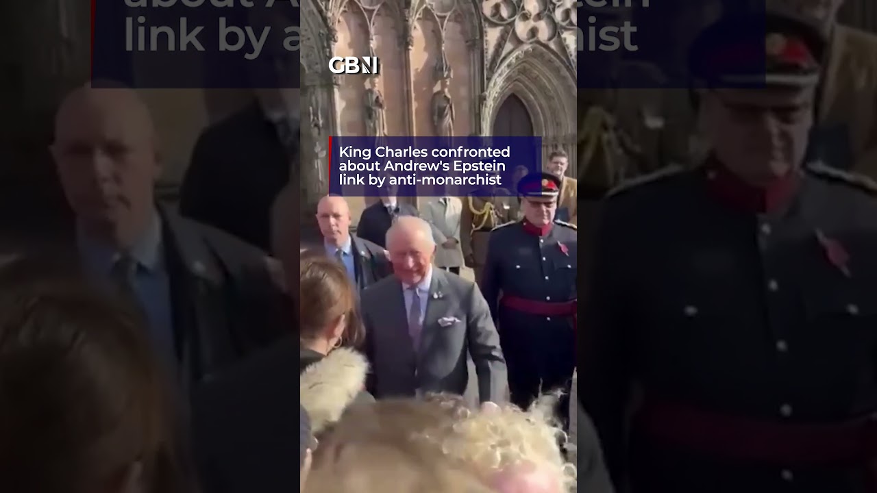 Король Карл подвергся нападкам со стороны протестующего из-за отношений Эндрю с Эпштейном