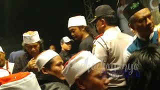 Maiyahan Cak Nun U0026 Kiai Kanjeng Sesi Salaman Sabarnya Cak Nun Meladeni Jamaah Walau Sempat Ricuh