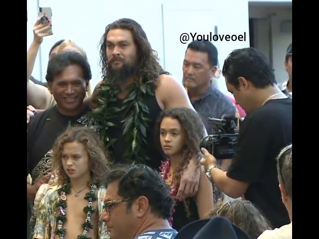 Why is AQUAMAN (Jason Momoa) crying with his children? class=