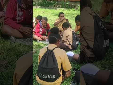 Pembuatan Benag Noken Asli Papua oleh siswa smp negeri 3 wamena👍👍👍