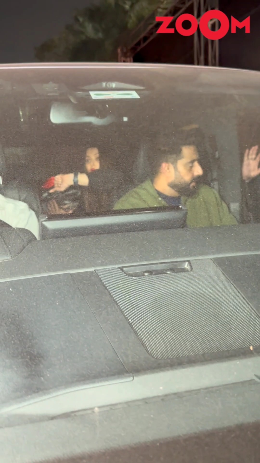 Aishwarya Rai PROTECTS daughter Aaradhya Bachchan from paps' flashlights #shorts #aishwaryarai