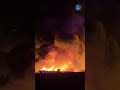 I filmati girati da Reuters nella serata di lunedì 20 luglio mostrano un vasto incendio che avvolge
