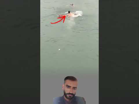 كان تدخل الرجل سريع ا وفع ال ا إذ نجح في إنقاذ شخص كان على وشك أن يختفي في أعماق البحر 