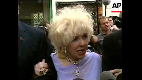 Elizabeth Taylor gives interview, but ends up shouting