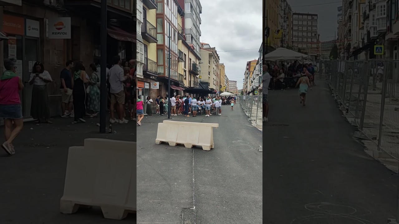 AMBIENTE FESTIVO JUNTO A LAS OBRAS EN TORRELAVEGA #cantabria #torrelavega #españa #paraguas