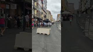 AMBIENTE FESTIVO JUNTO A LAS OBRAS EN TORRELAVEGA #cantabria #torrelavega #españa #paraguas