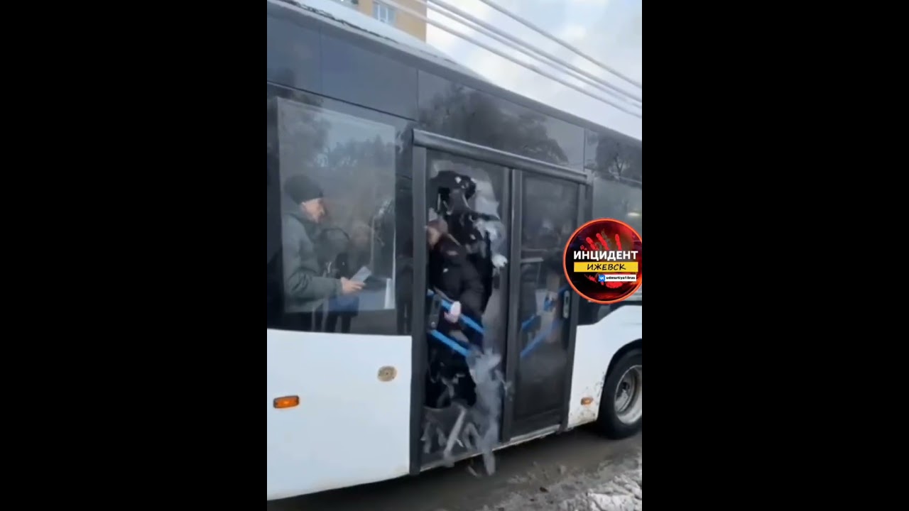 😡 Хрен дождёшься этот автобус и потом хрен залезешь в переполненый. Аж стекла вылетают 😆