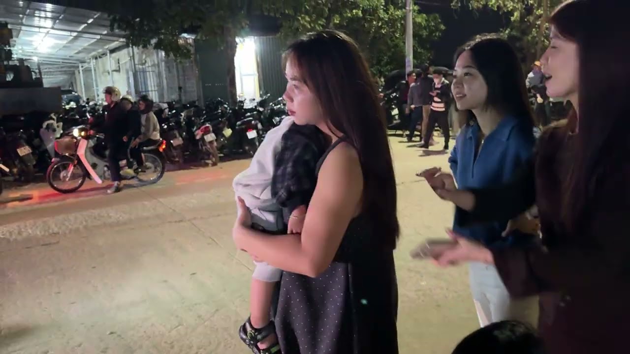 Chị Bơ Đi Xem Pháo Hoa Mà Bị Cô Hoài Doạ Sợ Phát Khóc