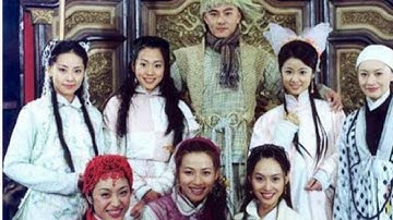 記得2000年女神雲集的《鹿鼎記》嗎？17年過去了，當年韋小寶的「老婆們」，現在又在「幹嘛呢」？ 剩「她」還沒結婚！！ ✔