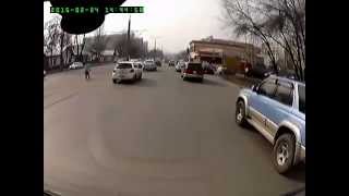 Алматы. Пешеход на дороге 20150224 1444