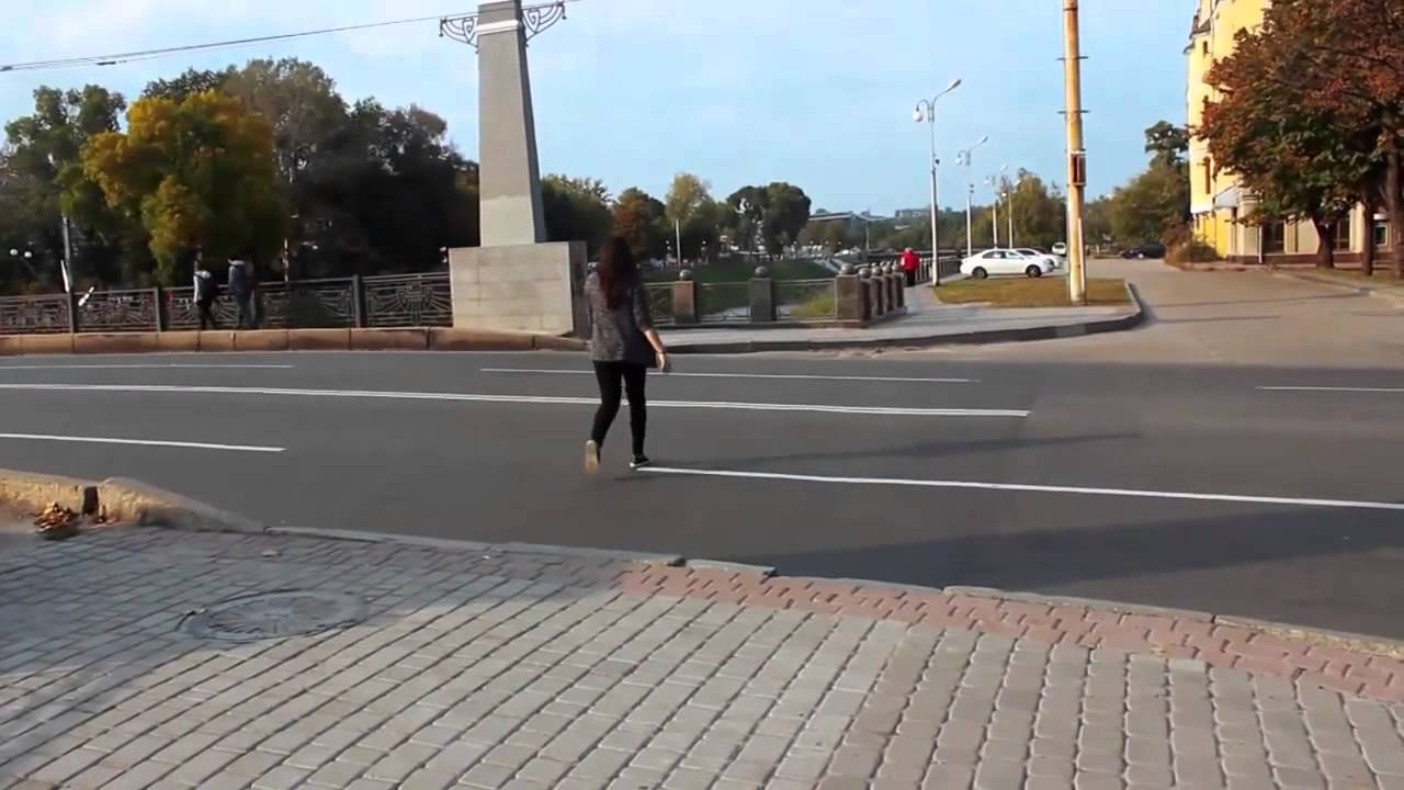 Машина сбивает человека видео Машина сбивает человека видео
