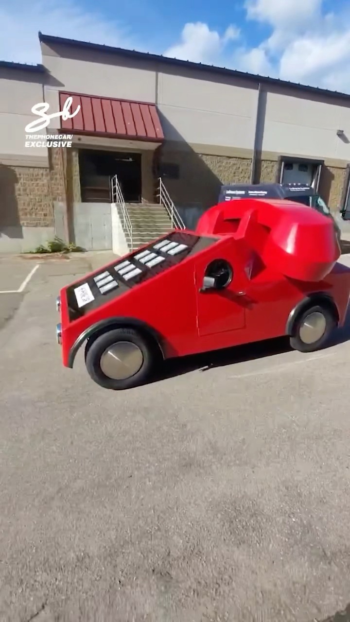 It gives being on your phone whilst driving a whole new meaning...☎️ #cars #phone #vehicles