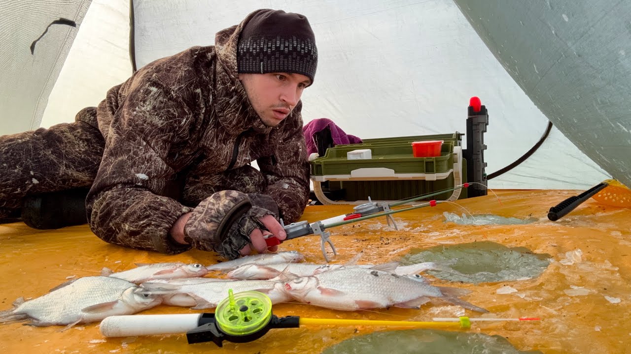 Рибачу в наметі на ВОДОСХОВИЩІ. Ловля ЛЯЩА взимку. Така риболовля в мене вперше. Огляд на СУХПАЙ