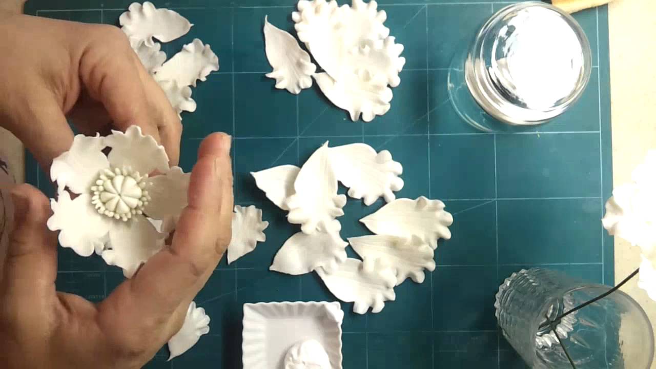 تشكيل زهرة كبيرة بعجينة السيراميك