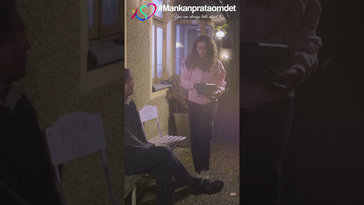 A smoker gets a taste of his own medicine ...  [ En rökare får smaka på sin egen medicin ]