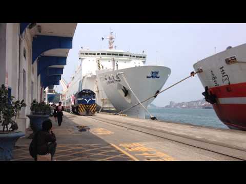 2013.4.26臺鐵TEMU2000普悠瑪號第三，四組列車抵基隆港西四碼頭