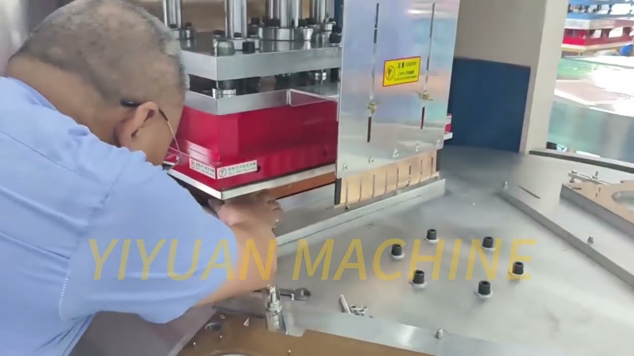 Install male and female mould on rotary type high frequency sealing cutting machine 转盘高周波熔断机模具安装