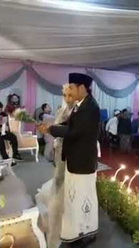 Momen Pelemparan Di resepsi Ust Ridwan Asyfi & neng aufa
