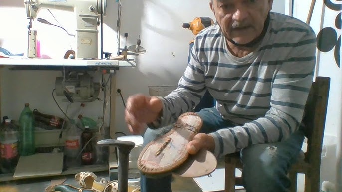 Suela De Pegamento De Mano Trabajadora En Zapatos De Producción De Calzado  Metrajes - Vídeo de funcionamiento, primer: 183684724