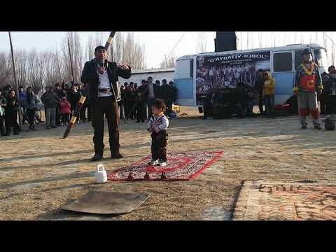 Video: Long-Bin Chen eski telefon kataloglaridan haykallar