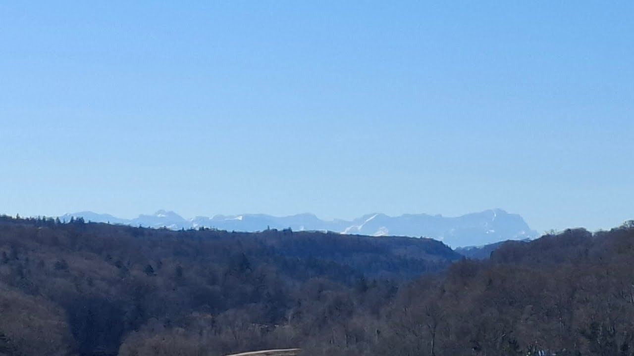 Eine schöne Fahrt mit einer schönen Aussicht auf die Berge🌞