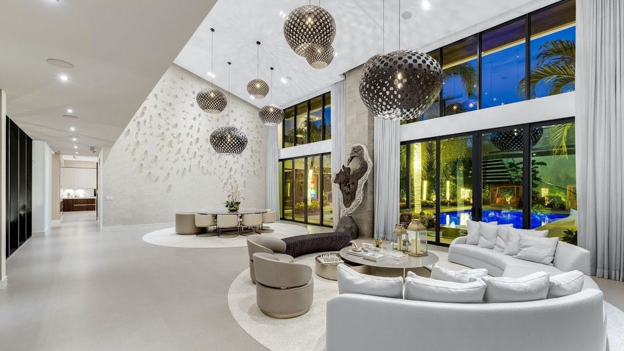 ⁣$12,000,000! Florida Home offers the ultimate entertainment with resort outdoor space in Pinecrest