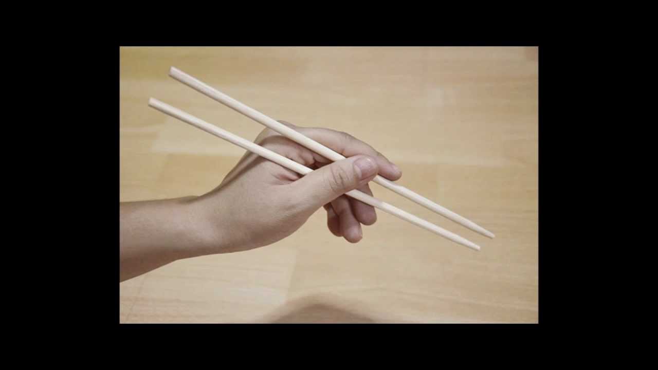 Картинку как держать палочки. Китайские палочки для еды. Палочки для суши для начинающих. Правильные китайские палочки. Держать палочки для суши.