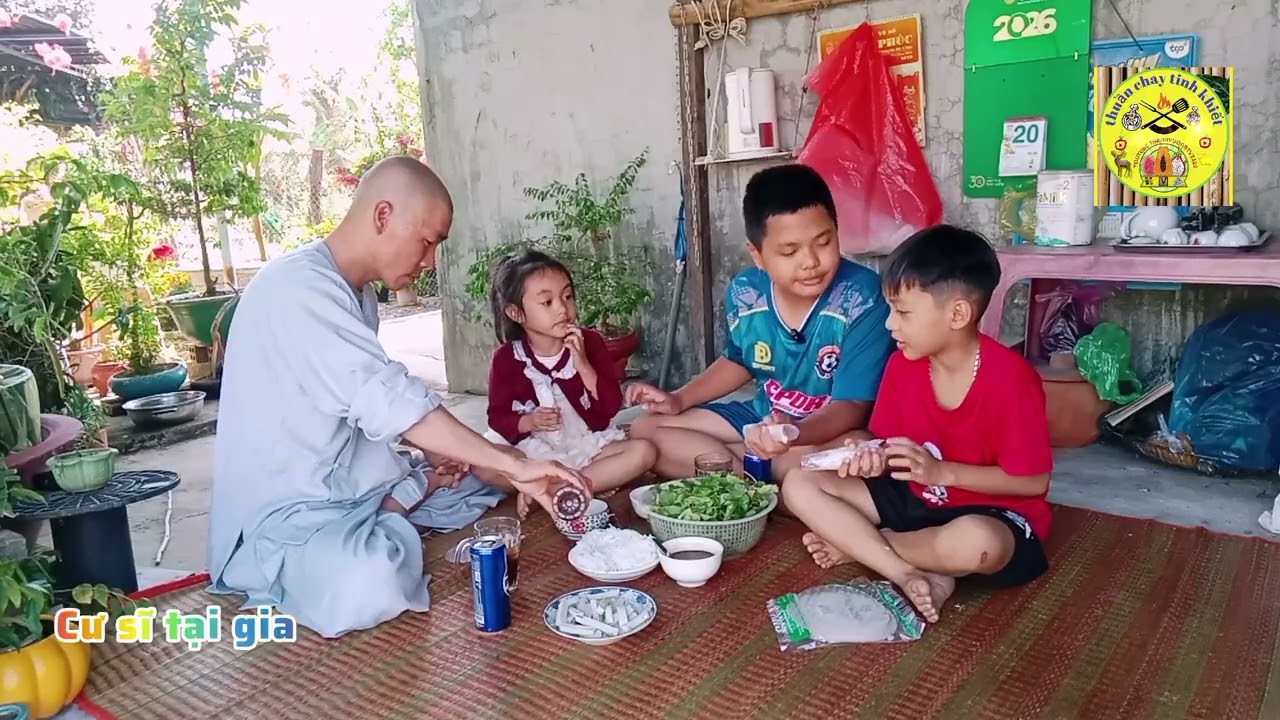 Mùng 4 tết em làm món bánh tráng cuốn bún với chả chay ăn cùng với bà cháu mời cả nhà ăn cùng em 