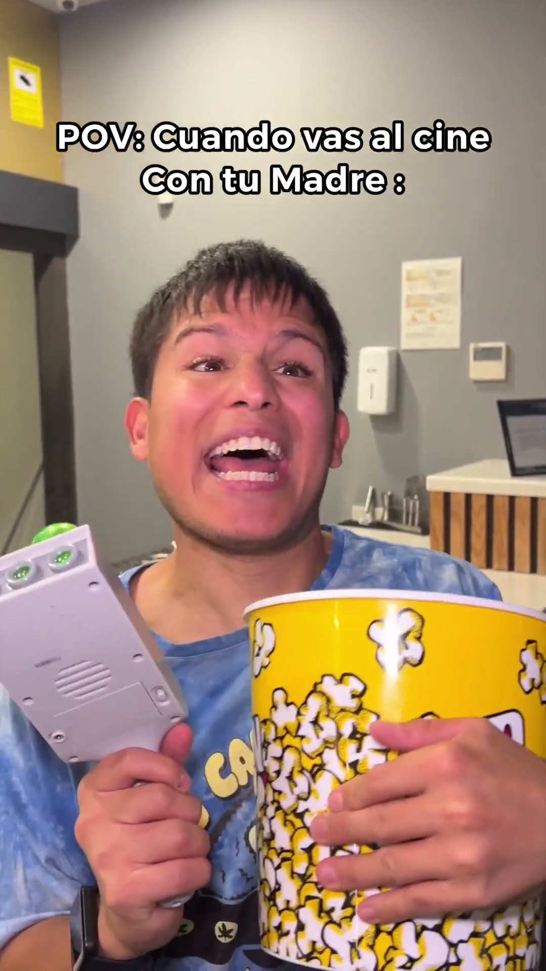 POV: Cuando Vas Al Cine Con Tu Madre ?? Paul Ferrer #Short