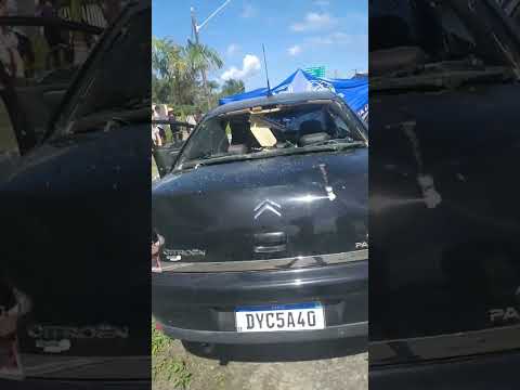 O carro Citroen, dirigido pelo segurança que presta serviço para a ABALINE, ficou destruído