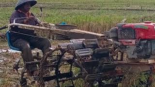 Unik Tapi Nyata Membajak Sawah Sambil Duduk Santai
