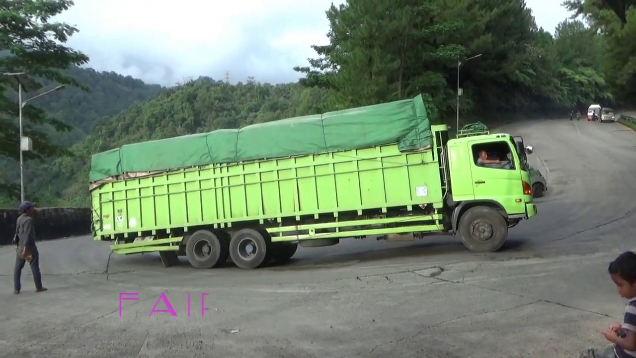 Lihat apa yang di lakukan Orang ini ketika Truck tronton hino slip...