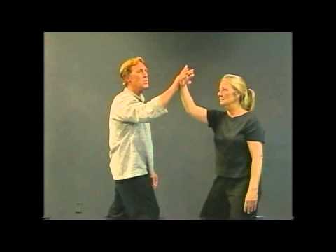 Video: Tai Chi Moves: Sådan Kommer Du I Gang, Fordele, Seniorer Og Mere