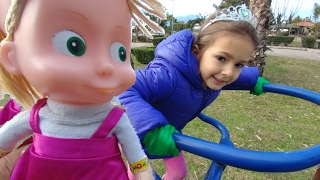 Elif maşayı oyuncak bebek arabası ile parkta gezdiriyor.Eğlenceli çocuk videosu